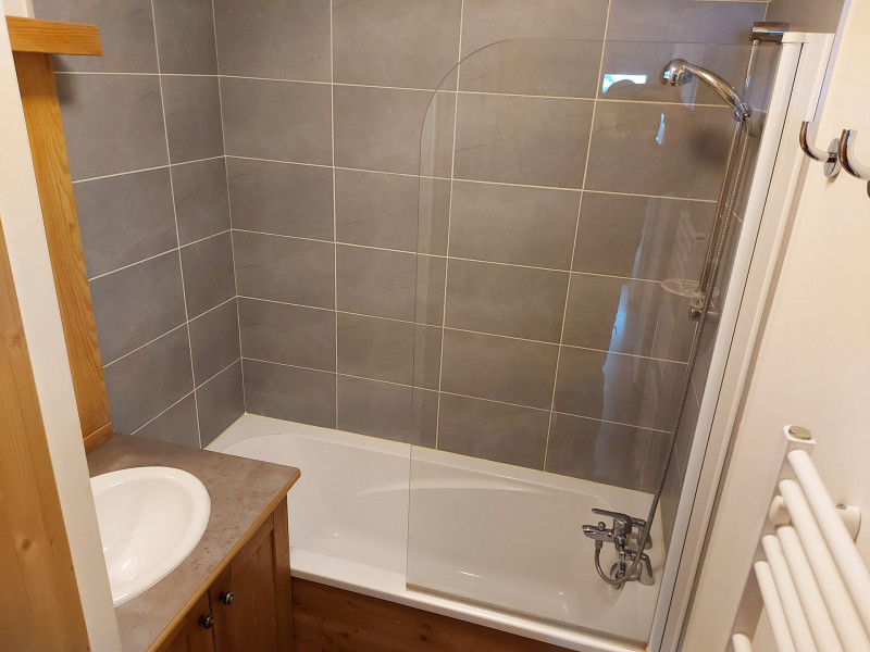 SALLE DE BAINS - APPARTEMENT FERMES DE L'ARCHAZ B211 - ARCHAZ - VALLOIRE SALLE DE BAINS - APPARTEMENT FERMES DE L'ARCHAZ B211 - ARCHAZ - VALLOIRE