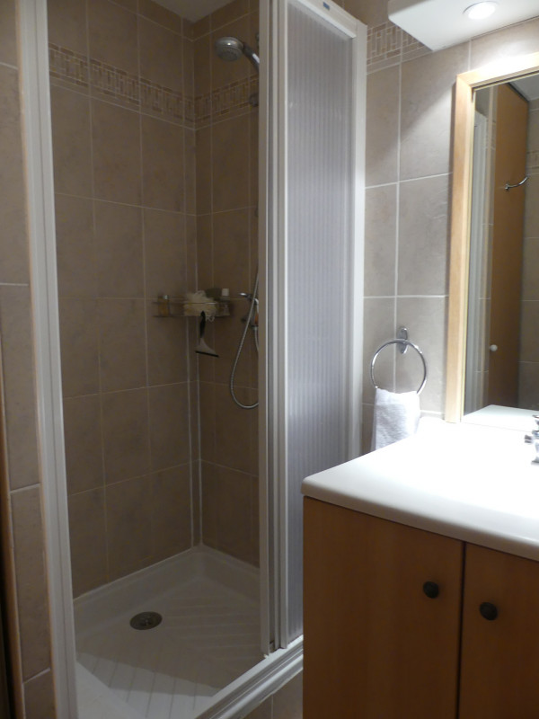 SALLE D'EAU - APPARTEMENT - CHALETS DE LA VALLEE D'OR - ANCOLIE N° 002- VALLOIRE CENTRE SALLE D'EAU - APPARTEMENT - CHALETS DE LA VALLEE D'OR - ANCOLIE N° 002- VALLOIRE CENTRE