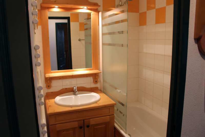 SALLE DE BAIN - APPARTEMENT CHALETS GALIBIER 2 N° 521 - MOULIN BENJAMIN - VALLOIRE  SALLE DE BAIN - APPARTEMENT CHALETS GALIBIER 2 N° 521 - MOULIN BENJAMIN - VALLOIRE