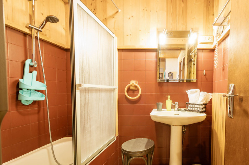 SALLE DE BAINS - APPARTEMENT LA CORDEE 7 - VALLOIRE CENTRE SALLE DE BAINS - APPARTEMENT LA CORDEE 7 - VALLOIRE CENTRE
