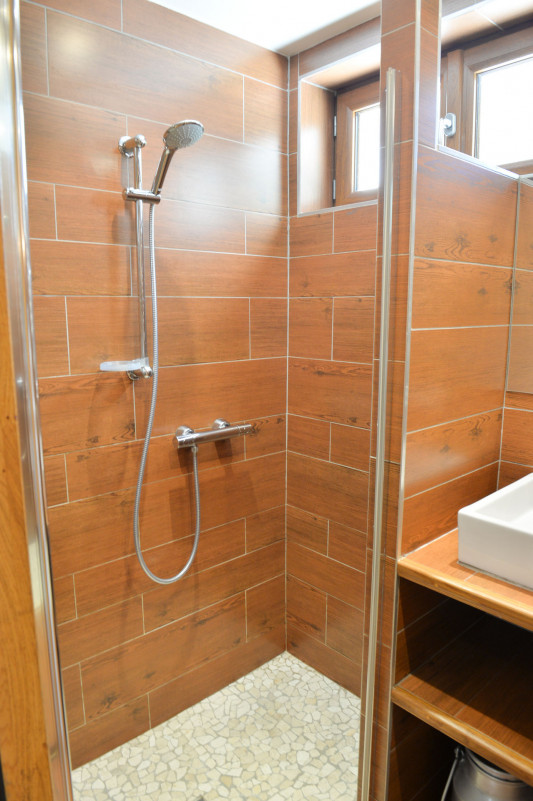 SALLE D'EAU - CHALET LES GENTIANES APPARTEMENT RDJ - VALLOIRE CENTRE SALLE D'EAU - CHALET LES GENTIANES APPARTEMENT RDJ - VALLOIRE CENTRE