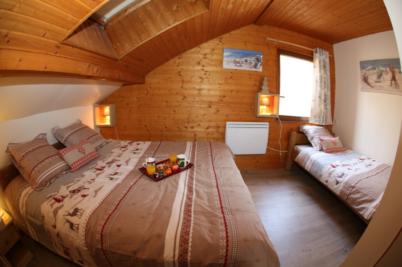 CHAMBRE - CHALET EPINETTE - VALLOIRE LES CHOSEAUX CHAMBRE - CHALET EPINETTE - VALLOIRE LES CHOSEAUX