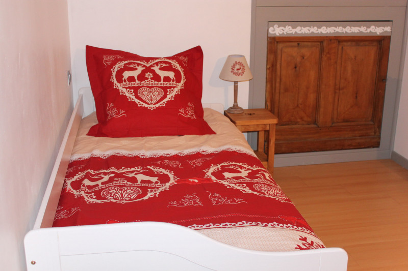 CHAMBRE - APPARTEMENT LES EGLANTIERS - LE PONTET VALLOIRE CHAMBRE - APPARTEMENT LES EGLANTIERS - LE PONTET VALLOIRE