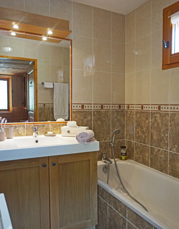 SALLE DE BAINS- APPARTEMENT CHALETS DE LA VALLEE D'OR CAMPANULE 201 - LES CHARBONNIERES VALLOIRE SALLE DE BAINS- APPARTEMENT CHALETS DE LA VALLEE D'OR CAMPANULE 201 - LES CHARBONNIERES VALLOIRE