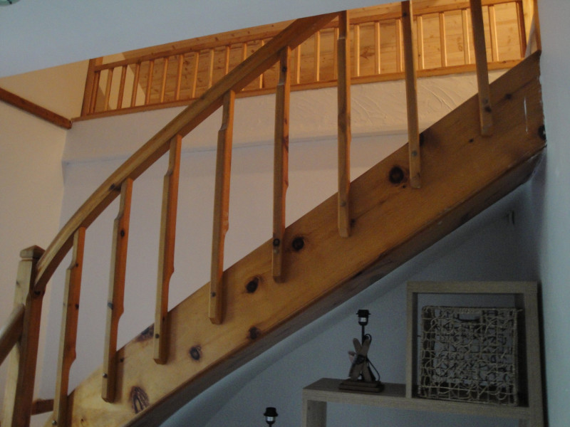 ACCES ETAGE - APPARTEMENT LES EGLANTIERS - LE PONTET VALLOIRE ACCES ETAGE - APPARTEMENT LES EGLANTIERS - LE PONTET VALLOIRE