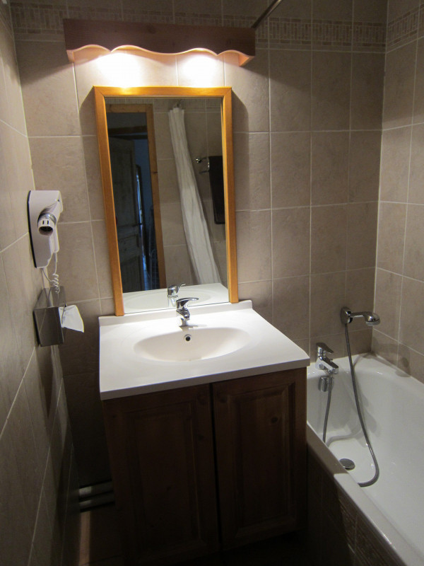 SALLE DE BAIN - GENTIANE 300 APPARTEMENT HAMEAU DE LA VALLEE D'OR - LES CHARBONNIERES VALLOIRE SALLE DE BAIN - GENTIANE 300 APPARTEMENT HAMEAU DE LA VALLEE D'OR - LES CHARBONNIERES VALLOIRE
