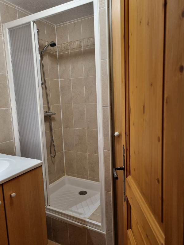 SALLE D'EAU - APPARTEMENT CHALETS DE LA VALLEE D'OR EDELWEISS 100 - LES CHARBONNIERES VALLOIRE SALLE D'EAU - APPARTEMENT CHALETS DE LA VALLEE D'OR EDELWEISS 100 - LES CHARBONNIERES VALLOIRE