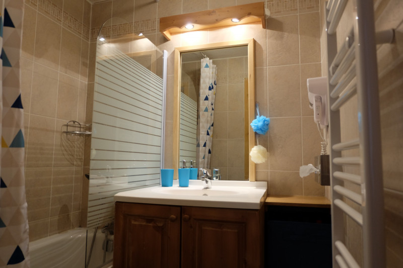SALLE DE BAINS - GENTIANE 302 APPARTEMENT HAMEAU DE LA VALLEE D'OR - LES CHARBONNIERES VALLOIRE SALLE DE BAINS - GENTIANE 302 APPARTEMENT HAMEAU DE LA VALLEE D'OR - LES CHARBONNIERES VALLOIRE