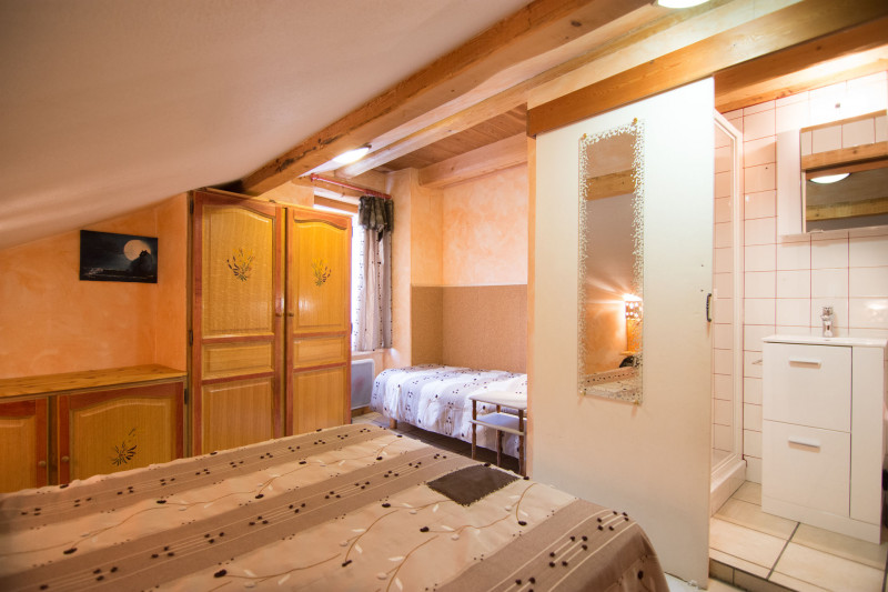 CHAMBRE - APPARTEMENT LA POUTRE - VALLOIRE BONNENUIT CHAMBRE - APPARTEMENT LA POUTRE - VALLOIRE BONNENUIT