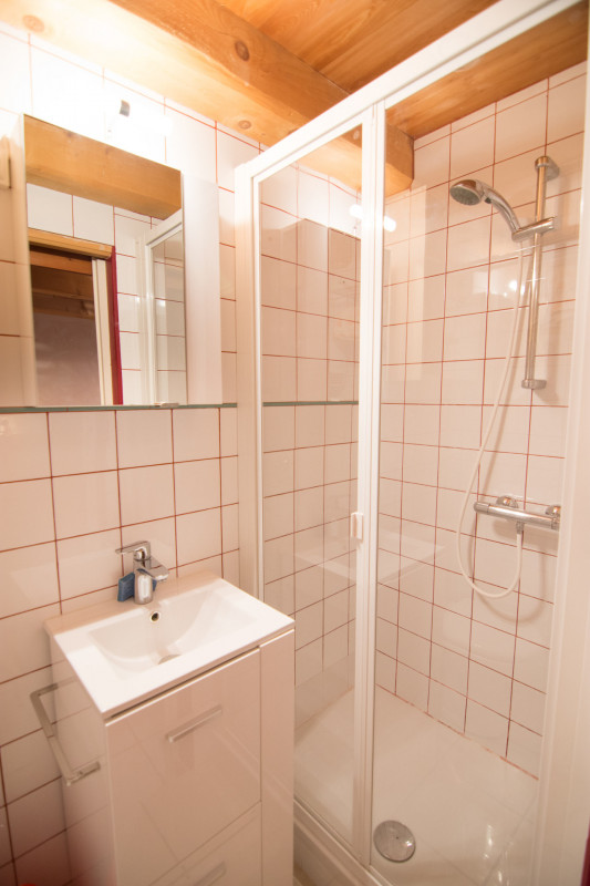 SALLE D'EAU - APPARTEMENT LA POUTRE - VALLOIRE BONNENUIT SALLE D'EAU - APPARTEMENT LA POUTRE - VALLOIRE BONNENUIT