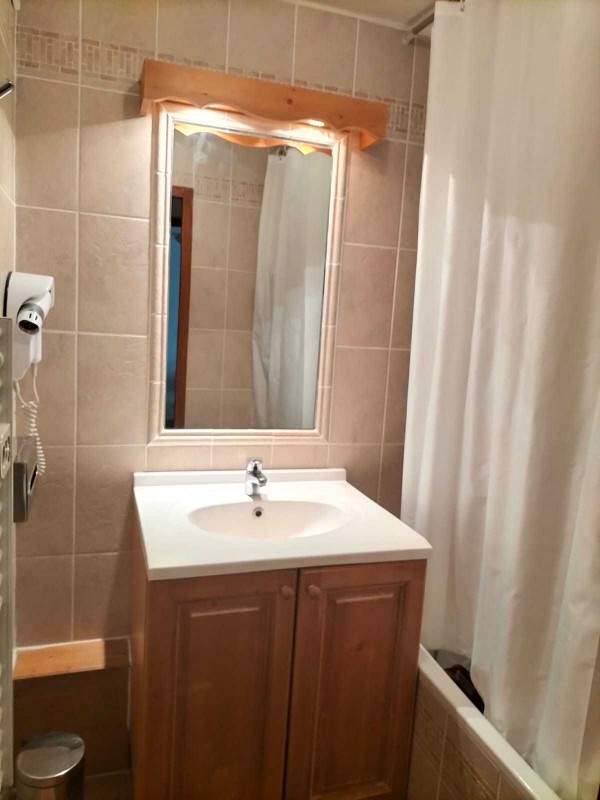 SALLE DE BAIN - APPARTEMENT GENTIANE 207  HAMEAU DE LA VALLEE D'OR -VALLOIRE LES CHARBONNIERES