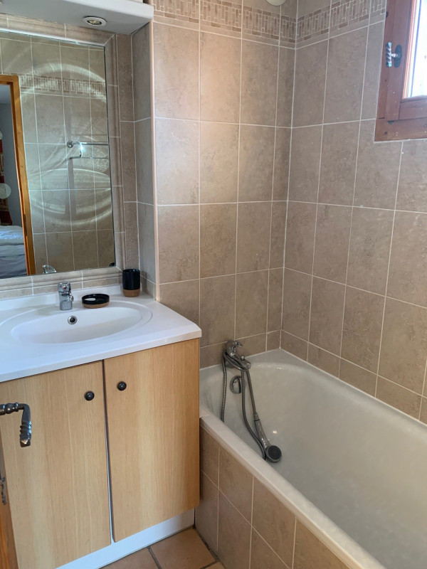 SALLE DE BAINS - APPARTEMENT PRIMEVERE 002 - LES CHARBONNIERES SALLE DE BAINS - APPARTEMENT PRIMEVERE 002 - LES CHARBONNIERES