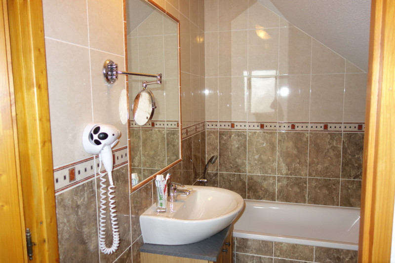 SALLE DE BAINS - APPARTEMENT CHALETS DE LA VALLEE D'OR CAMPANULE 400 - LES CHARBONNIERES VALLOIRE SALLE DE BAINS - APPARTEMENT CHALETS DE LA VALLEE D'OR CAMPANULE 400 - LES CHARBONNIERES VALLOIRE