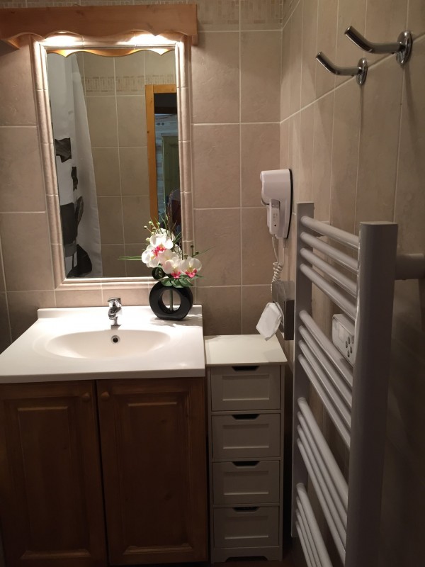 SALLE DE BAINS - GENTIANE 204  APPARTEMENT HAMEAU DE LA VALLEE D'OR - LES CHARBONNIERES VALLOIRE