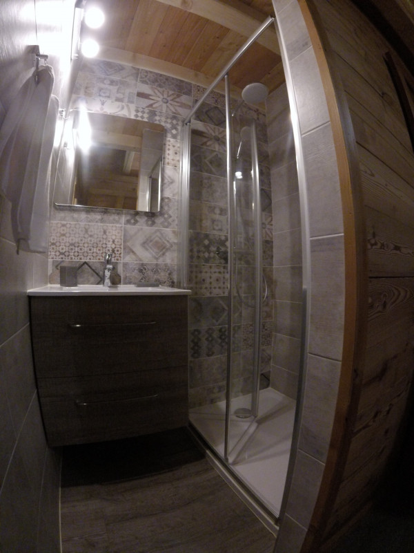 SALLE D'EAU DANS CHAMBRE 5 - CHALET PIC DE L'AIGLE HIVER - CRET DU SERROZ VALLOIRE SALLE D'EAU DANS CHAMBRE 5 - CHALET PIC DE L'AIGLE HIVER - CRET DU SERROZ VALLOIRE