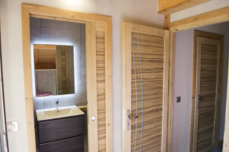 SALLE D'EAU - APPARTEMENT LA ROSE DES VENTS 1 GALIBIER - VALLOIRE LE SERROZ SALLE D'EAU - APPARTEMENT LA ROSE DES VENTS 1 GALIBIER - VALLOIRE LE SERROZ