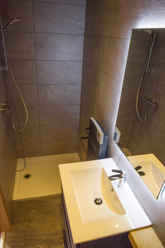 SALLE D'EAU - APPARTEMENT LA ROSE DES VENTS 1 GALIBIER - VALLOIRE LE SERROZ SALLE D'EAU - APPARTEMENT LA ROSE DES VENTS 1 GALIBIER - VALLOIRE LE SERROZ