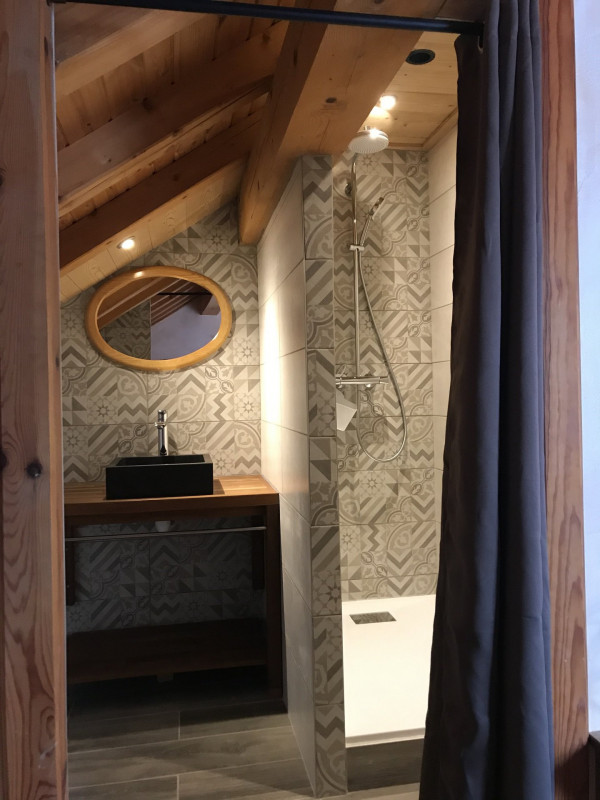 SALLE DE BAINS - APPARTEMENT LE PARPAILLON - VALLOIRE LES VERNEYS SALLE DE BAINS - APPARTEMENT LE PARPAILLON - VALLOIRE LES VERNEYS
