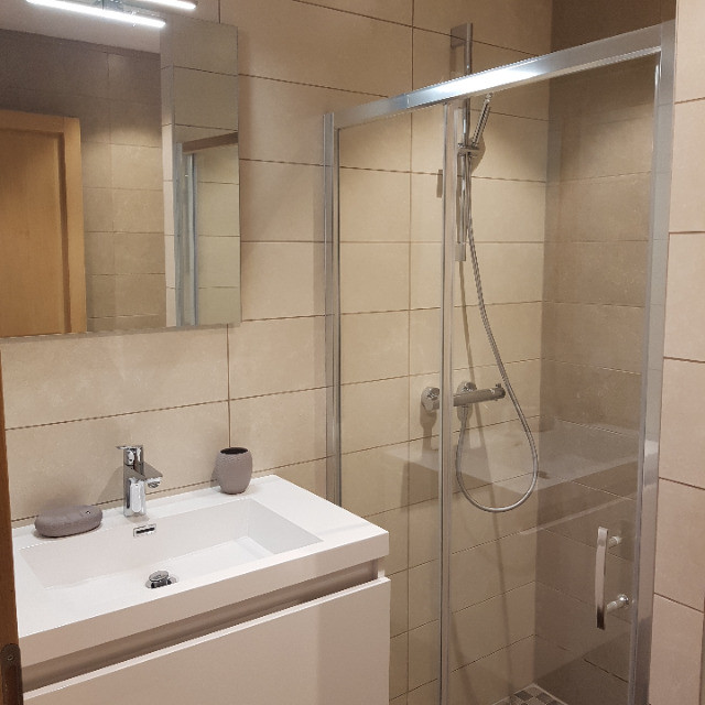 SALLE D'EAU - LES BALCONS DE PIERRE POMME APPARTEMENT 1 RDC - VALLOIRE LES VERNEYS SALLE D'EAU - LES BALCONS DE PIERRE POMME APPARTEMENT 1 RDC - VALLOIRE LES VERNEYS