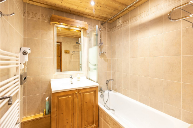 SALLE DE BAINS - GENTIANE 100 APPARTEMENT HAMEAU DE LA VALLEE D'OR - LES CHARBONNIERES VALLOIRE