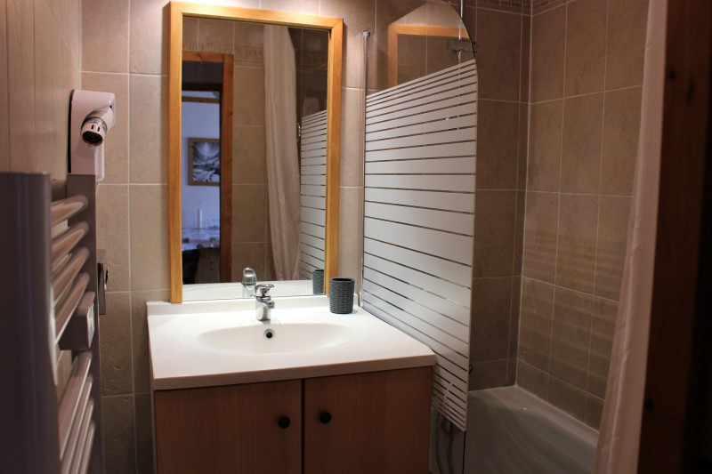 SALLE DE BAINS - APPARTEMENT CHALETS DE LA VALLEE D'OR EDELWEISS 102 - LES CHARBONNIERES VALLOIRE SALLE DE BAINS - APPARTEMENT CHALETS DE LA VALLEE D'OR EDELWEISS 102 - LES CHARBONNIERES VALLOIRE