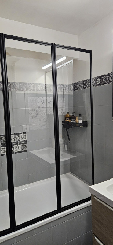 SALLE DE BAIN - APPARTEMENT ROCHECHATEAU 17 - VALLOIRE CENTRE SALLE DE BAIN - APPARTEMENT ROCHECHATEAU 17 - VALLOIRE CENTRE