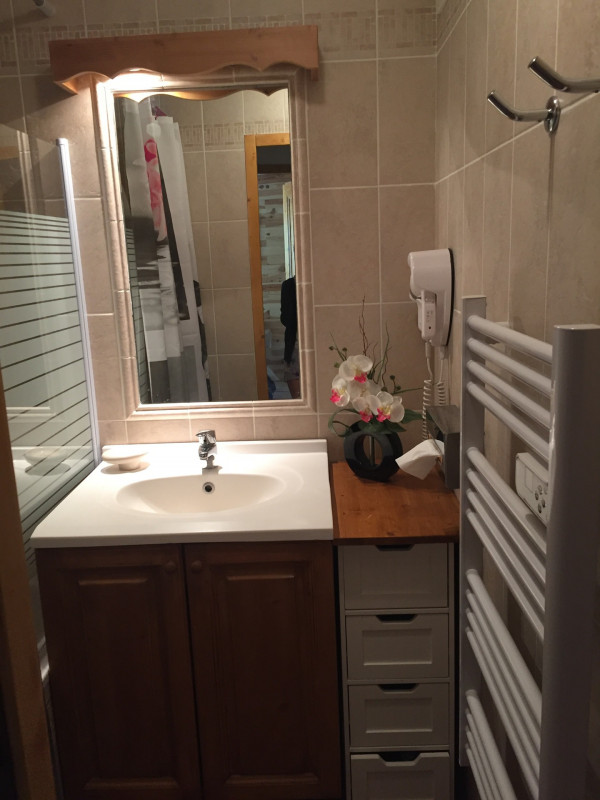 SALLE D'EAU - APPARTEMENT GENTIANE 204 - LES CHARBONNIERES SALLE D'EAU - APPARTEMENT GENTIANE 204 - LES CHARBONNIERES