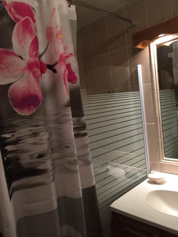 SALLE D'EAU - APPARTEMENT GENTIANE 204 - LES CHARBONNIERES SALLE D'EAU - APPARTEMENT GENTIANE 204 - LES CHARBONNIERES