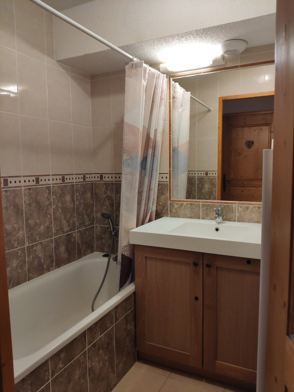 SALLE DE BAIN - APPARTEMENT CHALETS DE LA VALLEE D'OR ASTER 202 - CHARBONNIERES VALLOIRE SALLE DE BAIN - APPARTEMENT CHALETS DE LA VALLEE D'OR ASTER 202 - CHARBONNIERES VALLOIRE