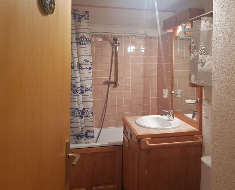 SALLE DE BAINS - APPARTEMENT BON ACCUEIL 31 - VALLOIRE CENTRE - VALLOIRE RESERVATIONS SALLE DE BAINS - APPARTEMENT BON ACCUEIL 31 - VALLOIRE CENTRE - VALLOIRE RESERVATIONS