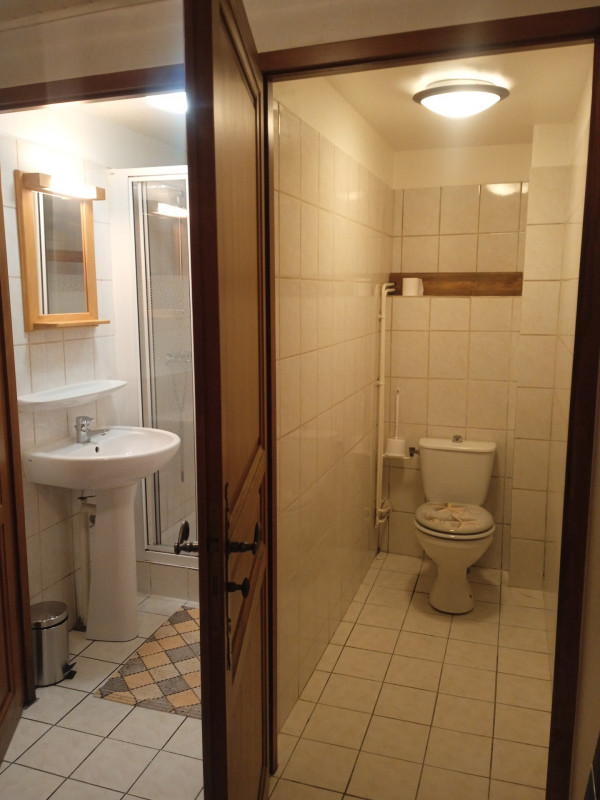SALLE D'EAU - APPARTEMENT MAISON GRANGE - VALLOIRE LES CHOSEAUX VILLE SALLE D'EAU - APPARTEMENT MAISON GRANGE - VALLOIRE LES CHOSEAUX VILLE