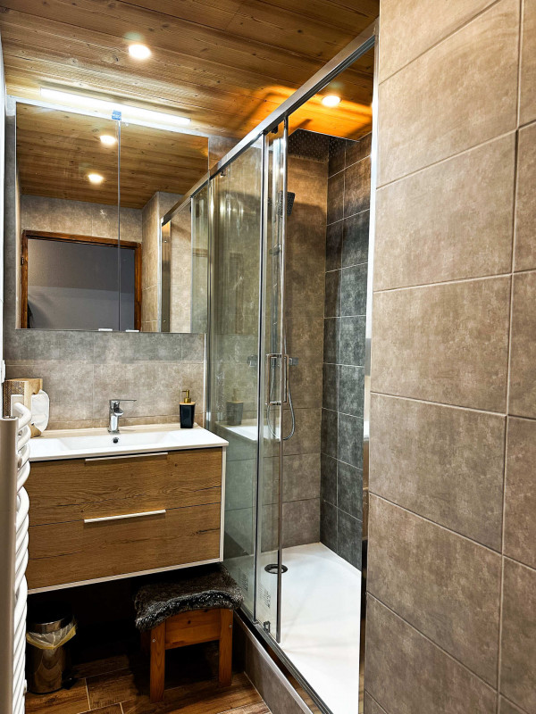 SALLE D'EAU - APPARTEMENT 2 PIECES LES VALMONTS BRUNELLE 23 - LES CHARBONNIERES VALLOIRE SALLE D'EAU - APPARTEMENT 2 PIECES LES VALMONTS BRUNELLE 23 - LES CHARBONNIERES VALLOIRE