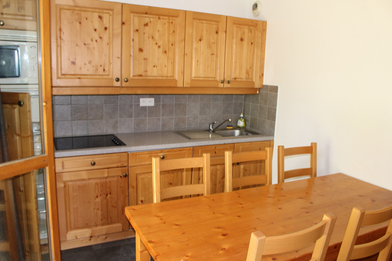 CUISINE - APPARTEMENT CHALETS GALIBIER 2 N° 402 - MOULIN BENJAMIN - VALLOIRE - VALLOIRE RESERVATIONS CUISINE - APPARTEMENT CHALETS GALIBIER 2 N° 402 - MOULIN BENJAMIN - VALLOIRE - VALLOIRE RESERVATIONS