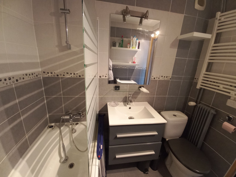 SALLE DE BAIN - APPARTEMENT VAL D'AUREA 51 - VALLOIRE CENTRE SALLE DE BAIN - APPARTEMENT VAL D'AUREA 51 - VALLOIRE CENTRE
