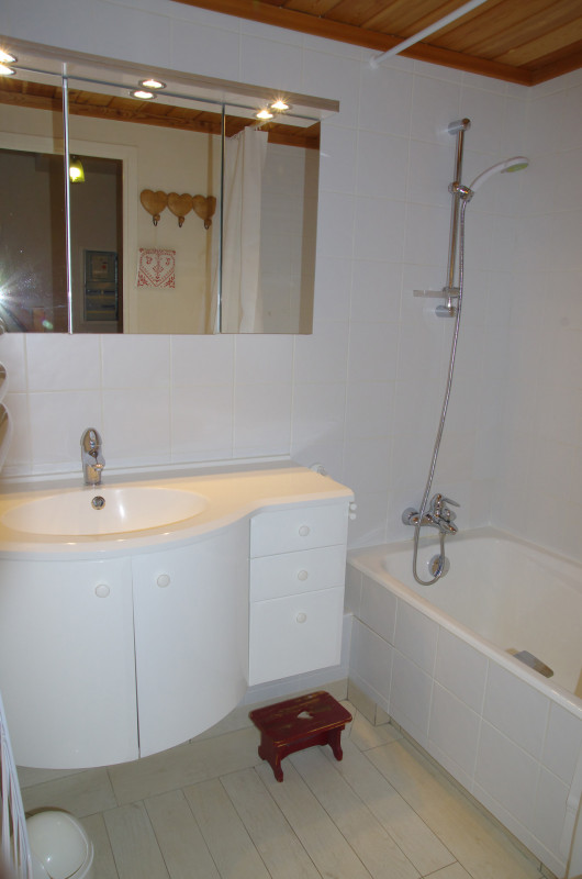 SALLE DE BAIN - APPARTEMENT LE PRAZ 24 - VALLOIRE CENTRE SALLE DE BAIN - APPARTEMENT LE PRAZ 24 - VALLOIRE CENTRE