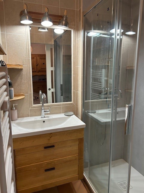 SALLE D'EAU- AZALEE HAMEAU DE LA VALLEE D'OR APPARTEMENT 400- VALLOIRE LES CHARBONNIERES SALLE D'EAU- AZALEE HAMEAU DE LA VALLEE D'OR APPARTEMENT 400- VALLOIRE LES CHARBONNIERES