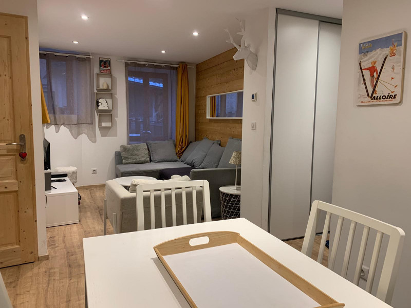 _lv_images__lot_0090070737_01_28881813