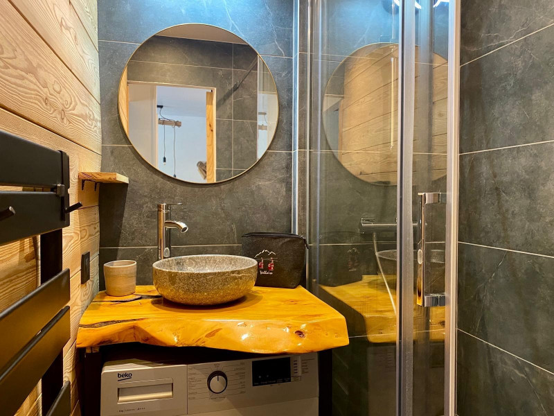 SALLE D'EAU - APPARTEMENT CHALETS DE VALORIA EPIDOTE 13 - LES CHARBONNIERES VALLOIRE SALLE D'EAU - APPARTEMENT CHALETS DE VALORIA EPIDOTE 13 - LES CHARBONNIERES VALLOIRE