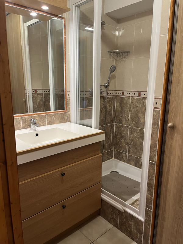 SALLE D'EAU- CHALETS DE LA VALLEE D'OR - CAMPANULE N°200 - LES CHARBONNIERES VALLOIRE SALLE D'EAU- CHALETS DE LA VALLEE D'OR - CAMPANULE N°200 - LES CHARBONNIERES VALLOIRE