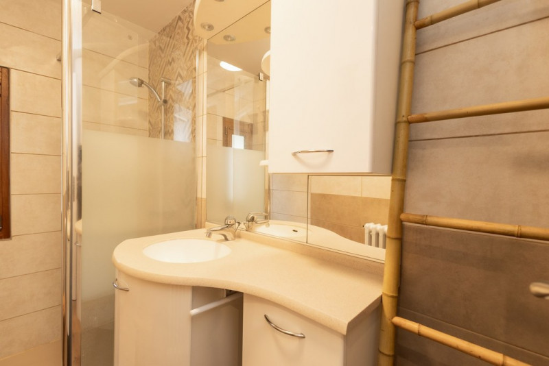 SALLE D'EAU - APPARTEMENT ARGENTIERE 2 - VALLOIRE LA BORGE SALLE D'EAU - APPARTEMENT ARGENTIERE 2 - VALLOIRE LA BORGE