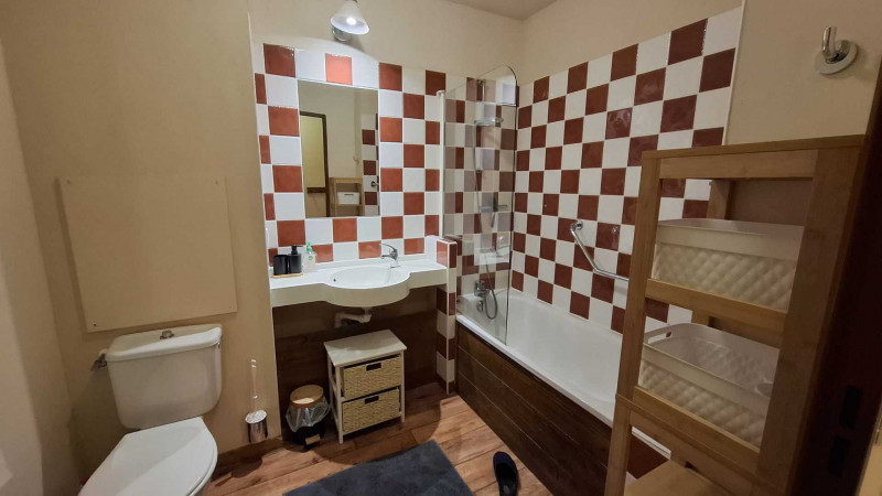SALLE DE BAIN - APPARTEMENT CHALETS DE VALORIA EPIDOTE 23 - LES CHARBONNIERES VALLOIRE SALLE DE BAIN - APPARTEMENT CHALETS DE VALORIA EPIDOTE 23 - LES CHARBONNIERES VALLOIRE