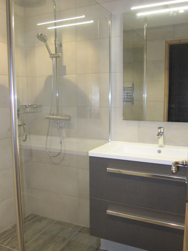 SALLE D'EAU - CHALET LU SHAMEUR - APPARTEMENT 1 - VALLOIRE LE CRET DU SERROZ SALLE D'EAU - CHALET LU SHAMEUR - APPARTEMENT 1 - VALLOIRE LE CRET DU SERROZ