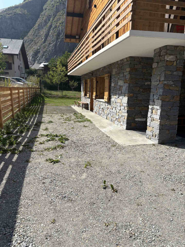 EXTERIEUR JARDIN - CHALET LES MARMOTTES - APPARTEMENT RDC - VALLOIRE CENTRE EXTERIEUR JARDIN - CHALET LES MARMOTTES - APPARTEMENT RDC - VALLOIRE CENTRE