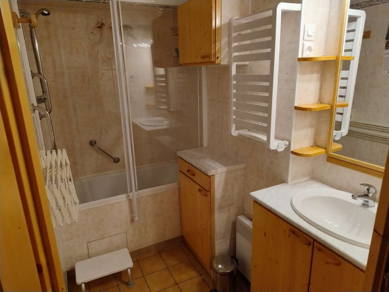 SALLE DE BAIN - APPARTEMENT BELALP 3 - VALLOIRE LES VERNEYS SALLE DE BAIN - APPARTEMENT BELALP 3 - VALLOIRE LES VERNEYS