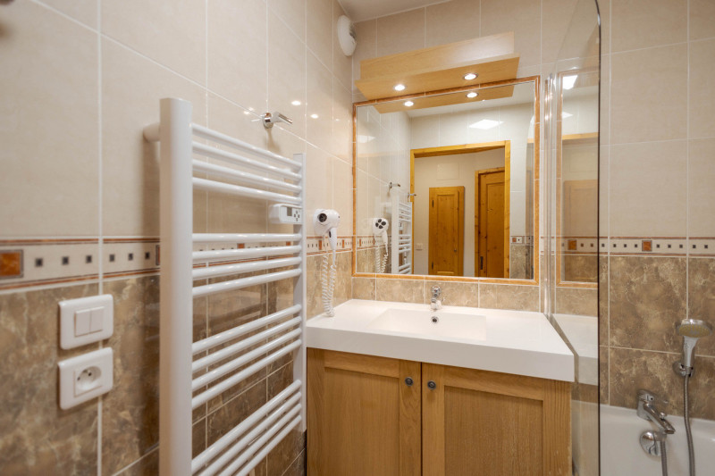 SALLE DE BAINS CHALETS DE LA VALLEE D'OR APPARTEMENT LYS 001 - LES CHARBONNIERES - VALLOIRE SALLE DE BAINS CHALETS DE LA VALLEE D'OR APPARTEMENT LYS 001 - LES CHARBONNIERES - VALLOIRE