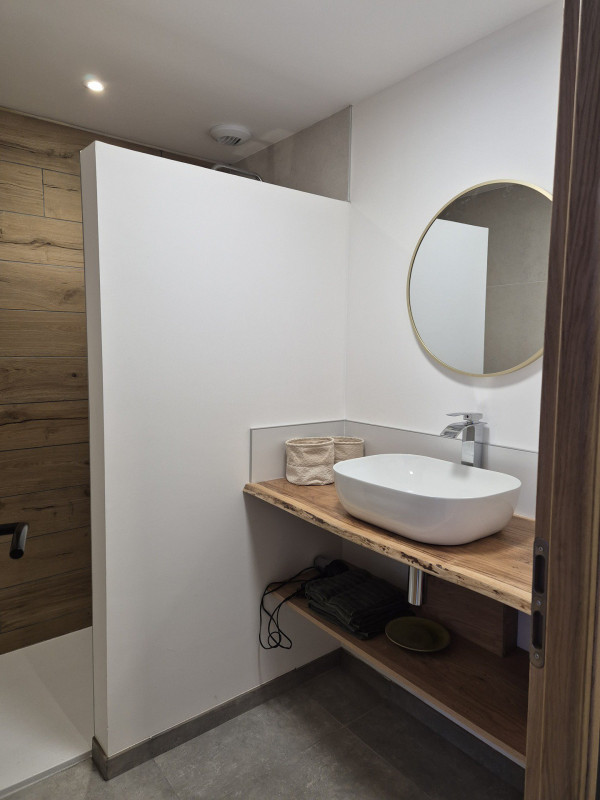 SALLE D'EAU - APPARTEMENT LA CASSES BAS - VALLOIRE LES CASSES SALLE D'EAU - APPARTEMENT LA CASSES BAS - VALLOIRE LES CASSES