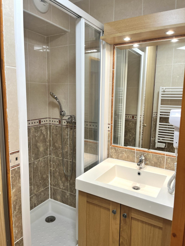 SALLE D'EAU - APPARTEMENT PENSEE 200 CHALETS DE LA VALLEE D'OR - VALLOIRE LES CHARBONNIERES