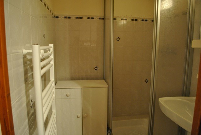SALLE D'EAU - APPARTEMENT ROCHECHATEAU 30A - VALLOIRE CENTRE - VALLOIRE RESERVATIONS SALLE D'EAU - APPARTEMENT ROCHECHATEAU 30A - VALLOIRE CENTRE - VALLOIRE RESERVATIONS