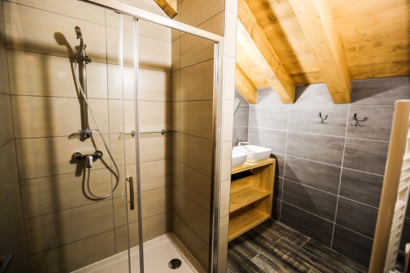 SALLE D'EAU - CHALET HU-SKY - VALLOIRE L'ARCHAZ - VALLOIRE RESERVATIONS SALLE D'EAU - CHALET HU-SKY - VALLOIRE L'ARCHAZ - VALLOIRE RESERVATIONS
