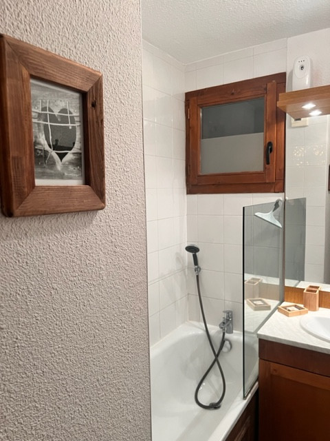 BATHROOM - RESIDENCE LES VALMONTS - APPARTEMENT DAPHNEE 23 - VALLOIRE LES CHARBONNIERES - VALLOIRE RESERVATIONS BATHROOM - RESIDENCE LES VALMONTS - APPARTEMENT DAPHNEE 23 - VALLOIRE LES CHARBONNIERES - VALLOIRE RESERVATIONS
